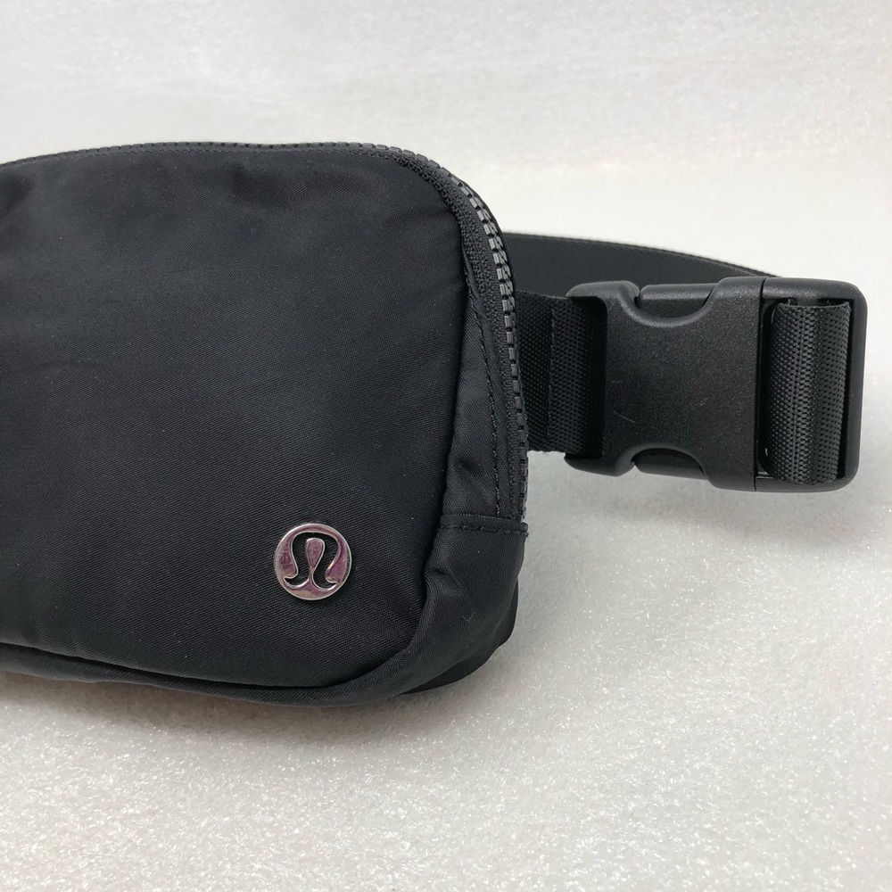 Lululemon Everywhere Belt Bag In Black - Picture 3 of 15